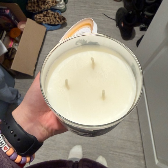 Bath & Body Works Bridgerton Penelope's First Kiss Candle - Green and White - Picture 2 of 2